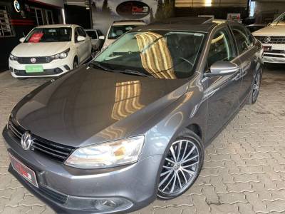 VOLKSWAGEN - JETTA - 2014/2014 - Cinza - R$ 79.900,00