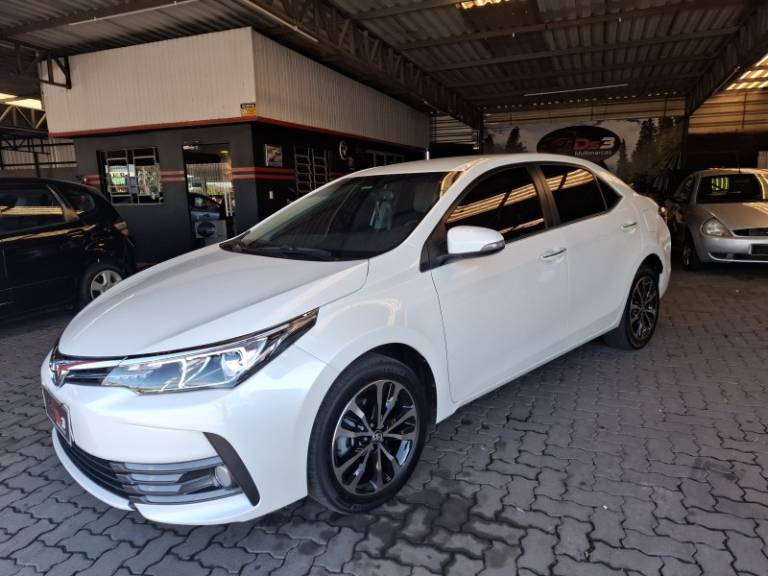 TOYOTA - COROLLA - 2018/2018 - Branca - R$ 97.500,00