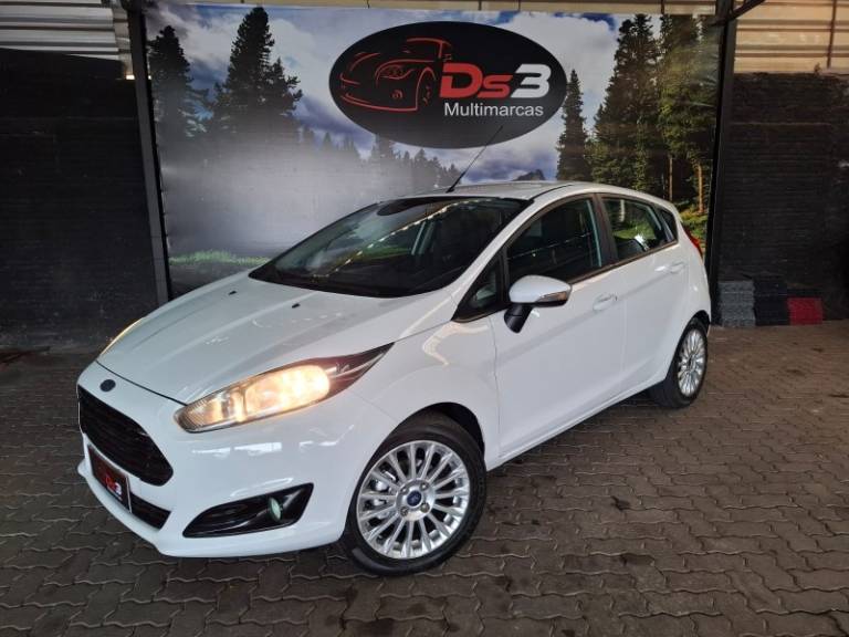 FORD - FIESTA - 2017/2017 - Branca - R$ 58.900,00