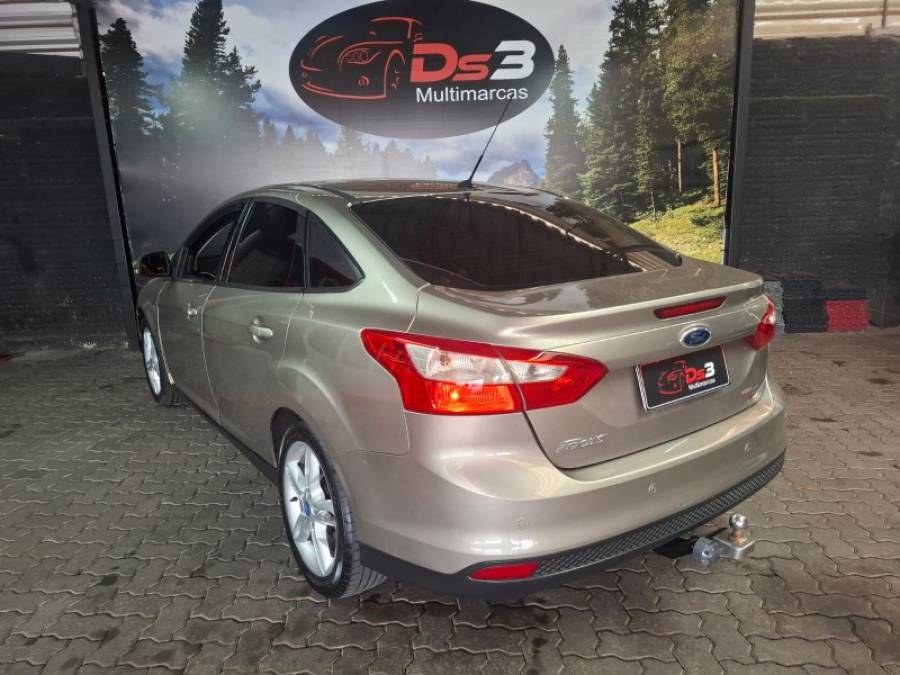 FORD - FOCUS - 2015/2015 - Dourada - R$ 52.900,00